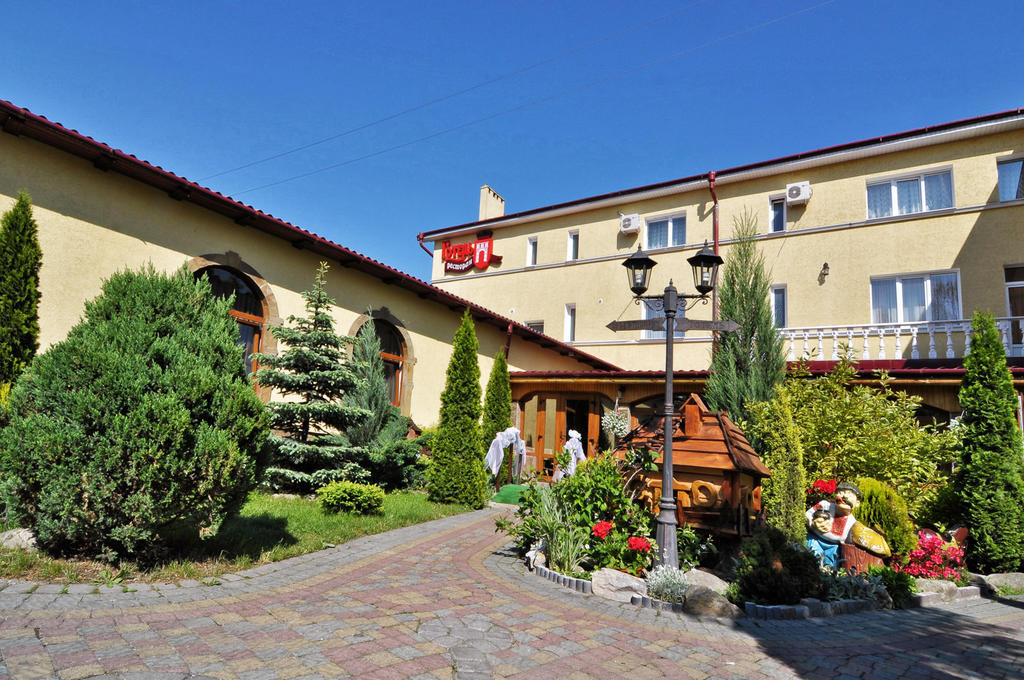 Stanislavskiy Dvir Hotel Ivano-Frankivsk Exterior photo